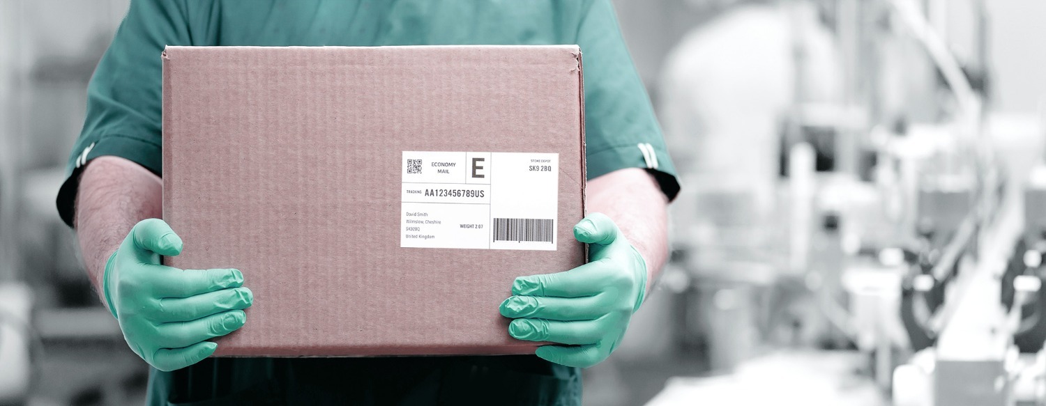 Medewerker in de voedselindustrie met een pakket